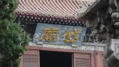 中国塔石狮在古城门前。